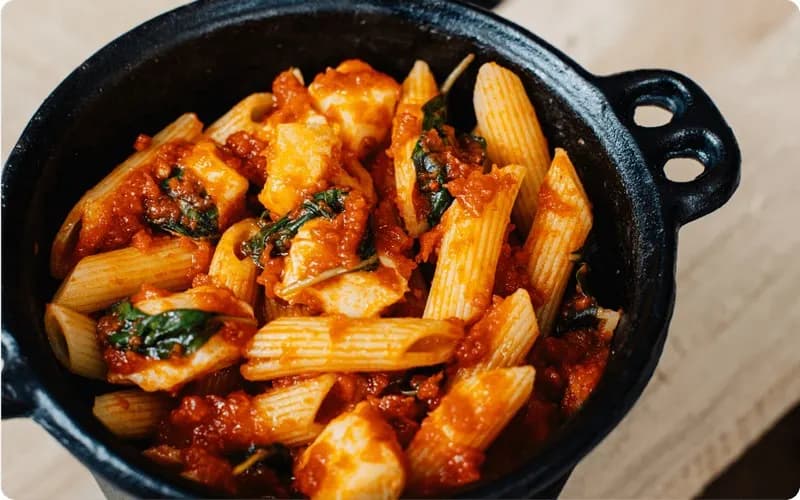 Penne ao molho de tomate com frango